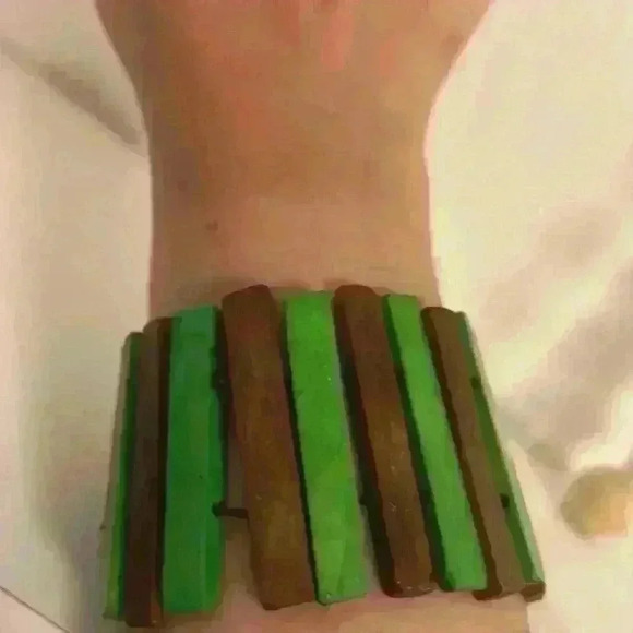 🐳 Green and Brown Wooden Striped Stretch Bracelet - Picture 13 of 15